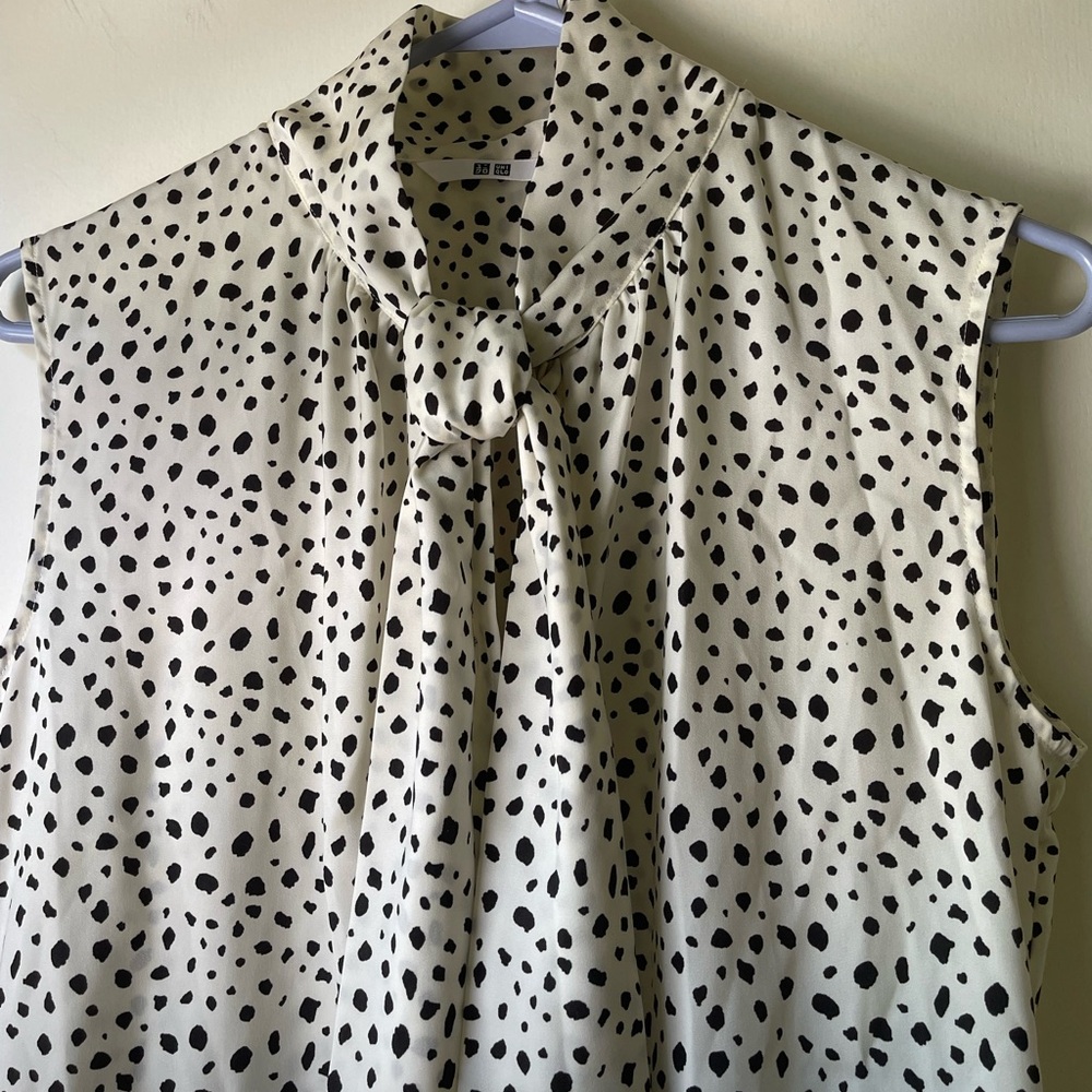 Uniqlo tie neck belted collar top with buttons